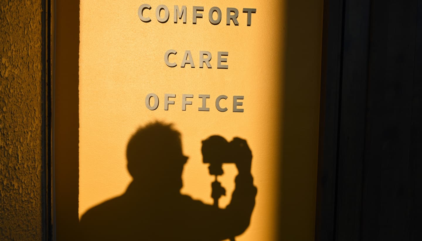 会社ロゴを撮影する代表取締役の影