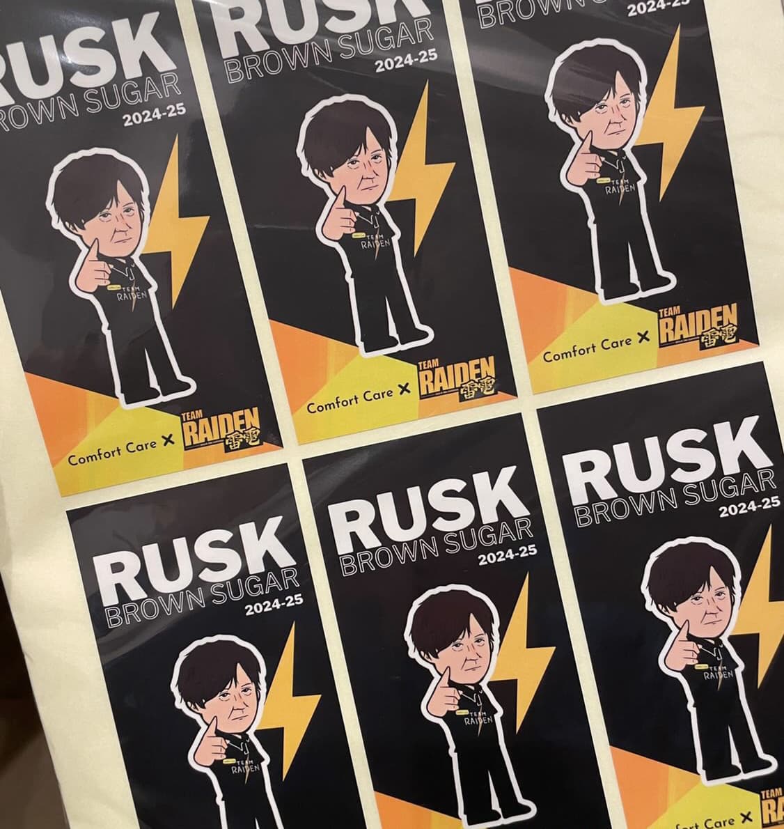 TEAM雷電の選手のイラストを施したラスクシール